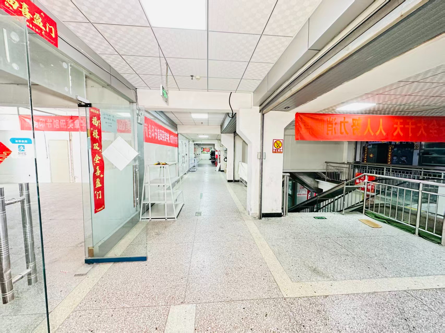 集市街引入人工智能技术应用场景，推动AI与商业、零售、电商、企业服务等领域融合发展。