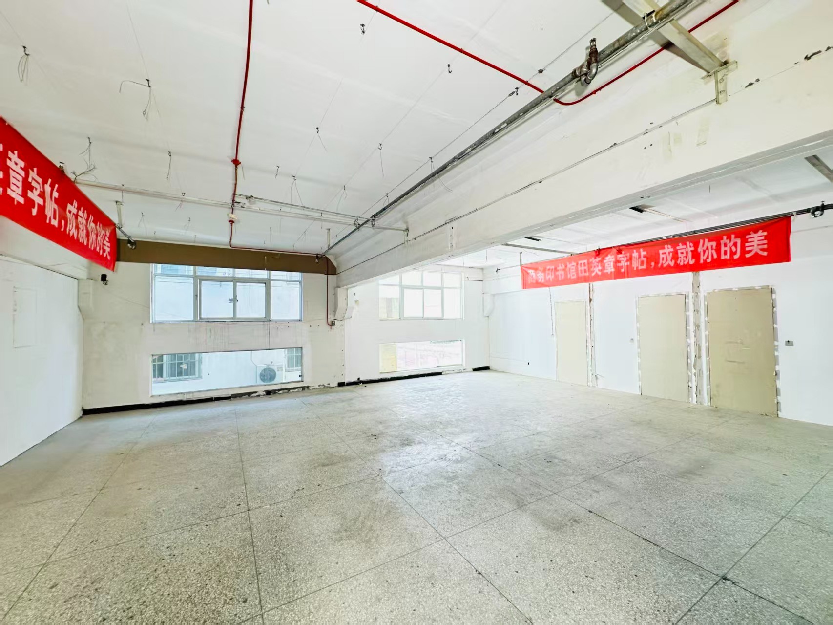 集市街重点吸引人工智能应用、数字经济、电商直播、智能制造服务、软件开发、科技创新企业及创业团队入驻